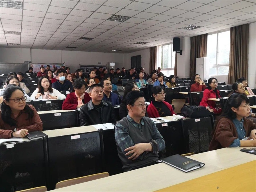吴晓莉为宜昌市第二十六中学就《民法典》开展教师法律知识培训